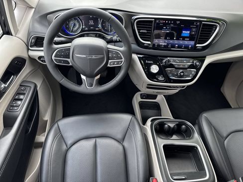 Used 2024 Chrysler Pacifica Touring-L FWD image 22