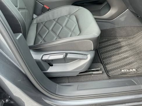 Certified 2025 Volkswagen Atlas SE FWD image 32