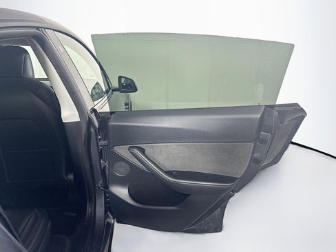 Used 2022 Tesla Model Y Long Range AWD/4WD image 32