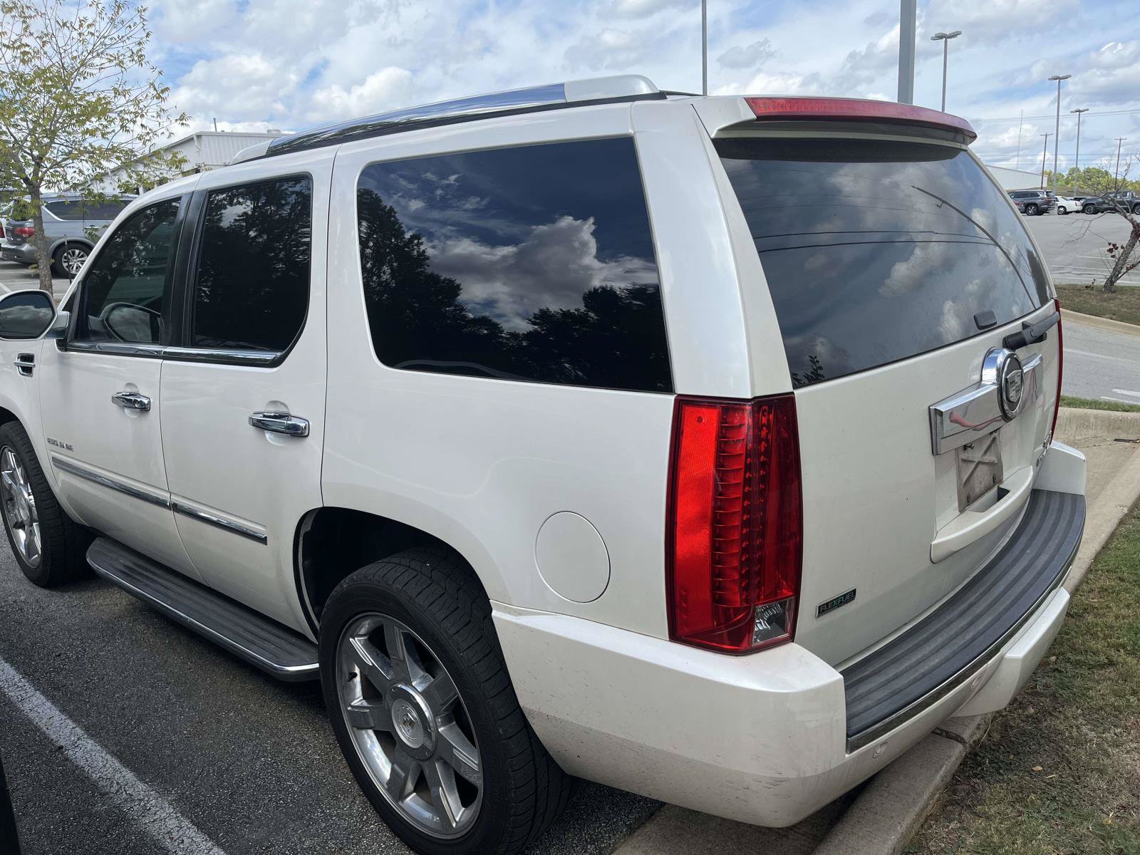 Used 2011 Cadillac Escalade Luxury RWD image 3