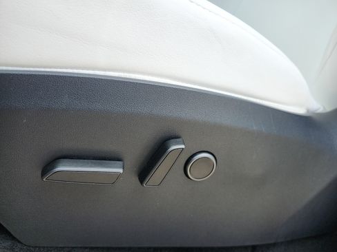Used 2024 Tesla Model Y Performance AWD/4WD image 39
