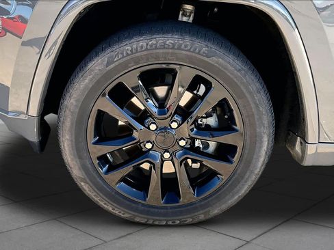 Used 2022 Jeep Grand Cherokee Laredo X RWD image 9