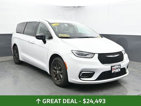 Used 2024 Chrysler Pacifica Touring-L FWD image 7