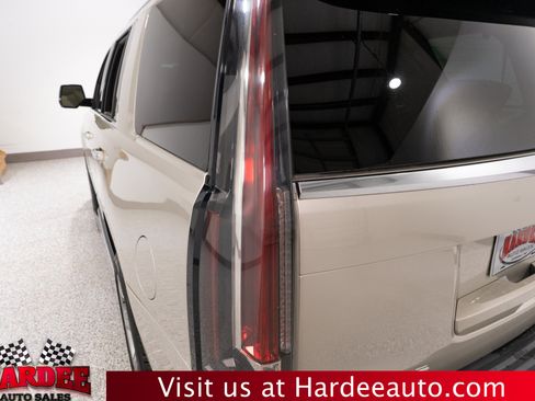 Used 2016 Cadillac Escalade Luxury RWD image 9