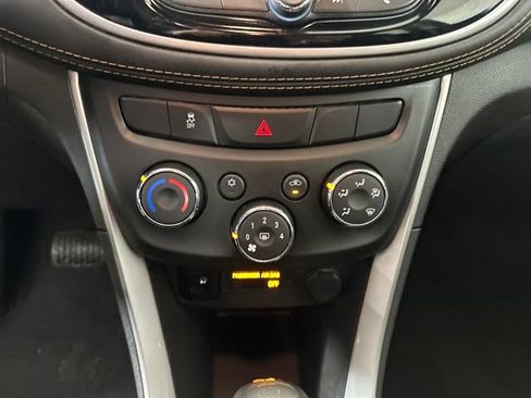 Used 2022 Chevrolet Trax LT w/ LT Convenience Package image 23