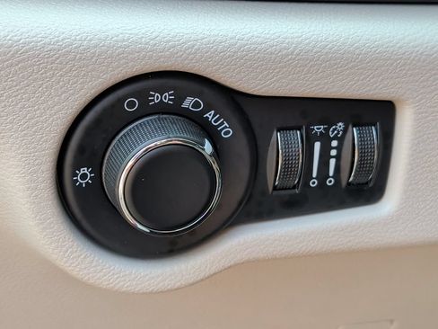 Used 2023 Chrysler Voyager LX FWD image 14