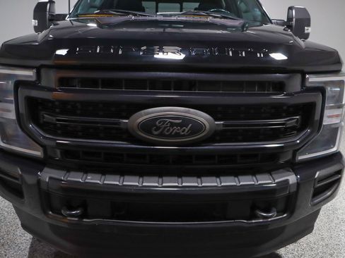 Used 2022 Ford F250 Lariat w/ Black Appearance Package image 5