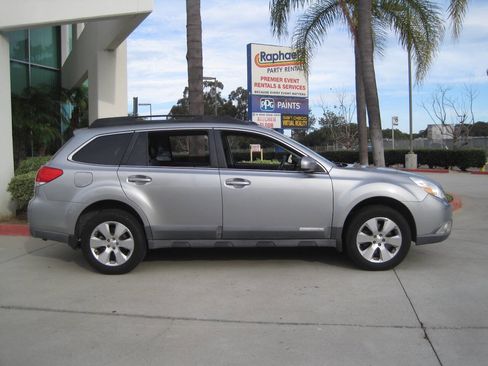 Used 2011 Subaru Outback 3.6R Limited image 39