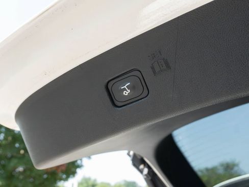 Used 2024 Ford Edge ST-Line w/ Class II Trailer Tow Package AWD/4WD image 12