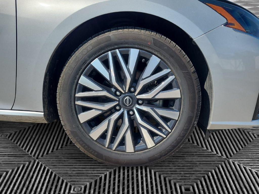 Used 2024 Nissan Altima 2.5 SV FWD image 16