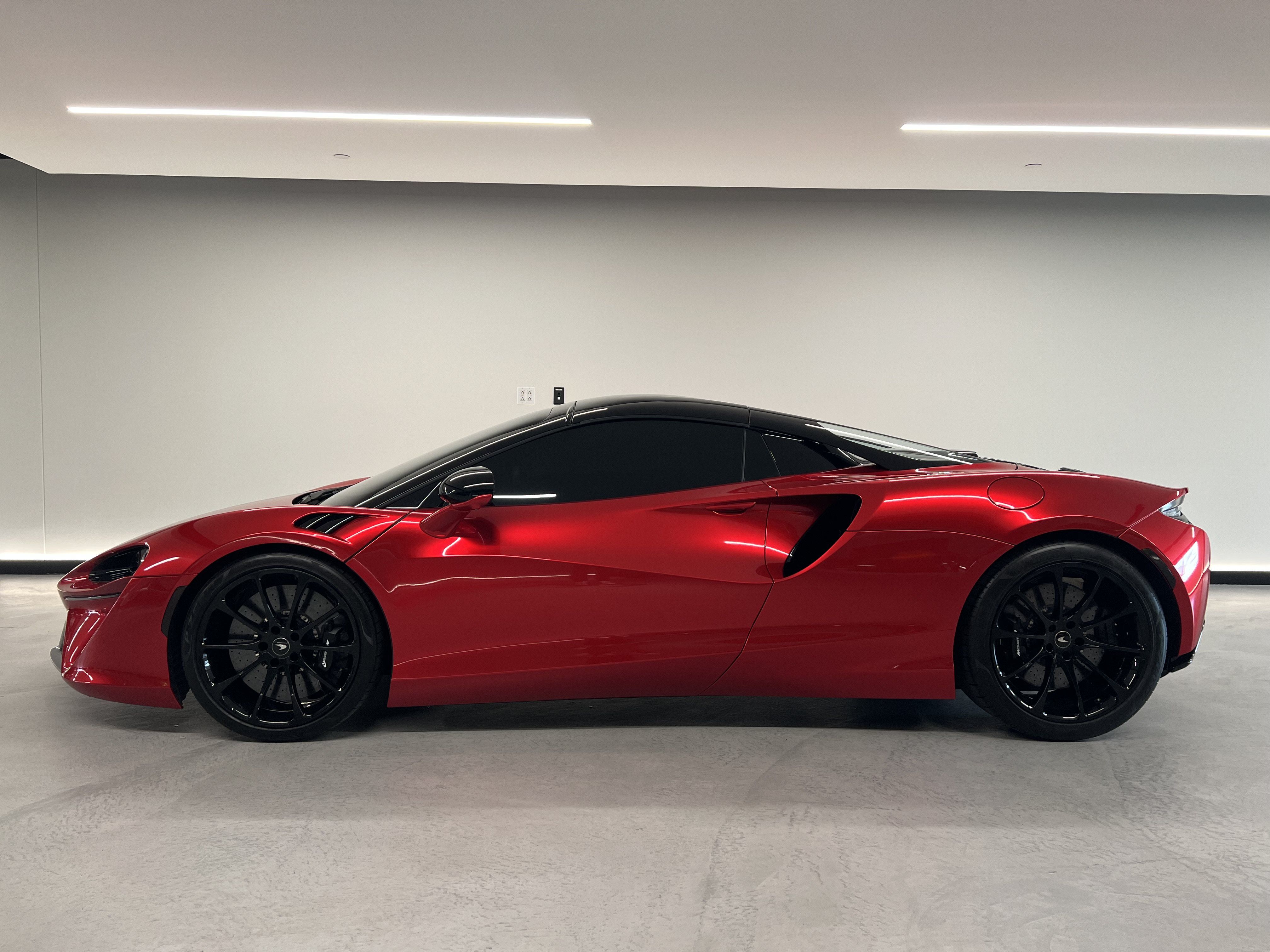 Used 2025 McLaren Artura Spider RWD image 26