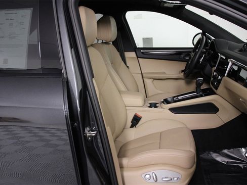 Certified 2025 Porsche Macan image 31