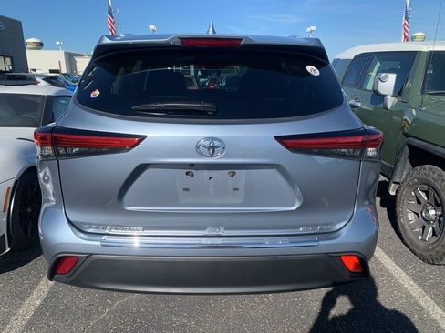 Used 2022 Toyota Highlander XLE AWD/4WD image 4