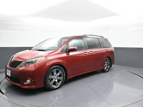 Used 2017 Toyota Sienna SE FWD image 10