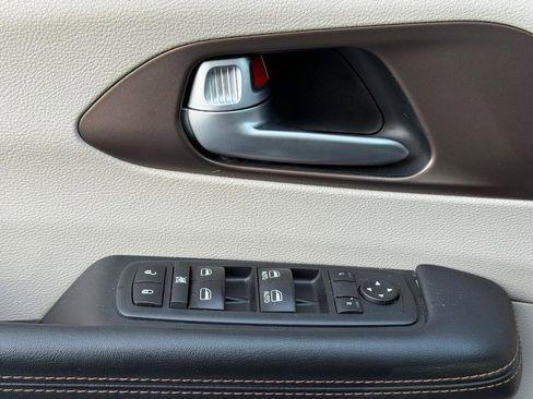 Used 2017 Chrysler Pacifica Touring-L w/ Tire & Wheel Group image 24