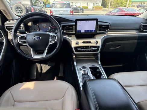 Used 2022 Ford Explorer XLT w/ Equipment Group 202A AWD/4WD image 15