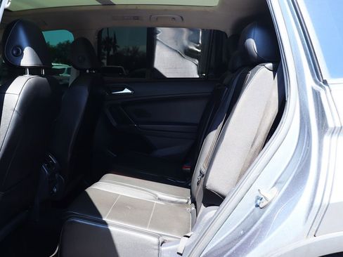 Used 2018 Volkswagen Tiguan SE w/ Panoramic Sunroof Package image 31