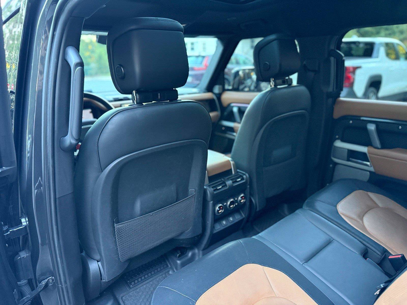 Used 2024 Land Rover Defender 130 X-Dynamic SE AWD/4WD image 34
