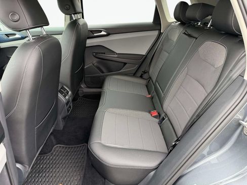 Used 2022 Volkswagen Taos SE w/ Panoramic Sunroof Package FWD image 19
