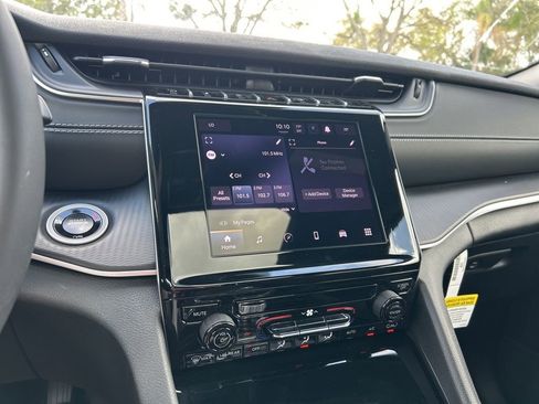 Used 2024 Jeep Grand Cherokee Laredo X image 34