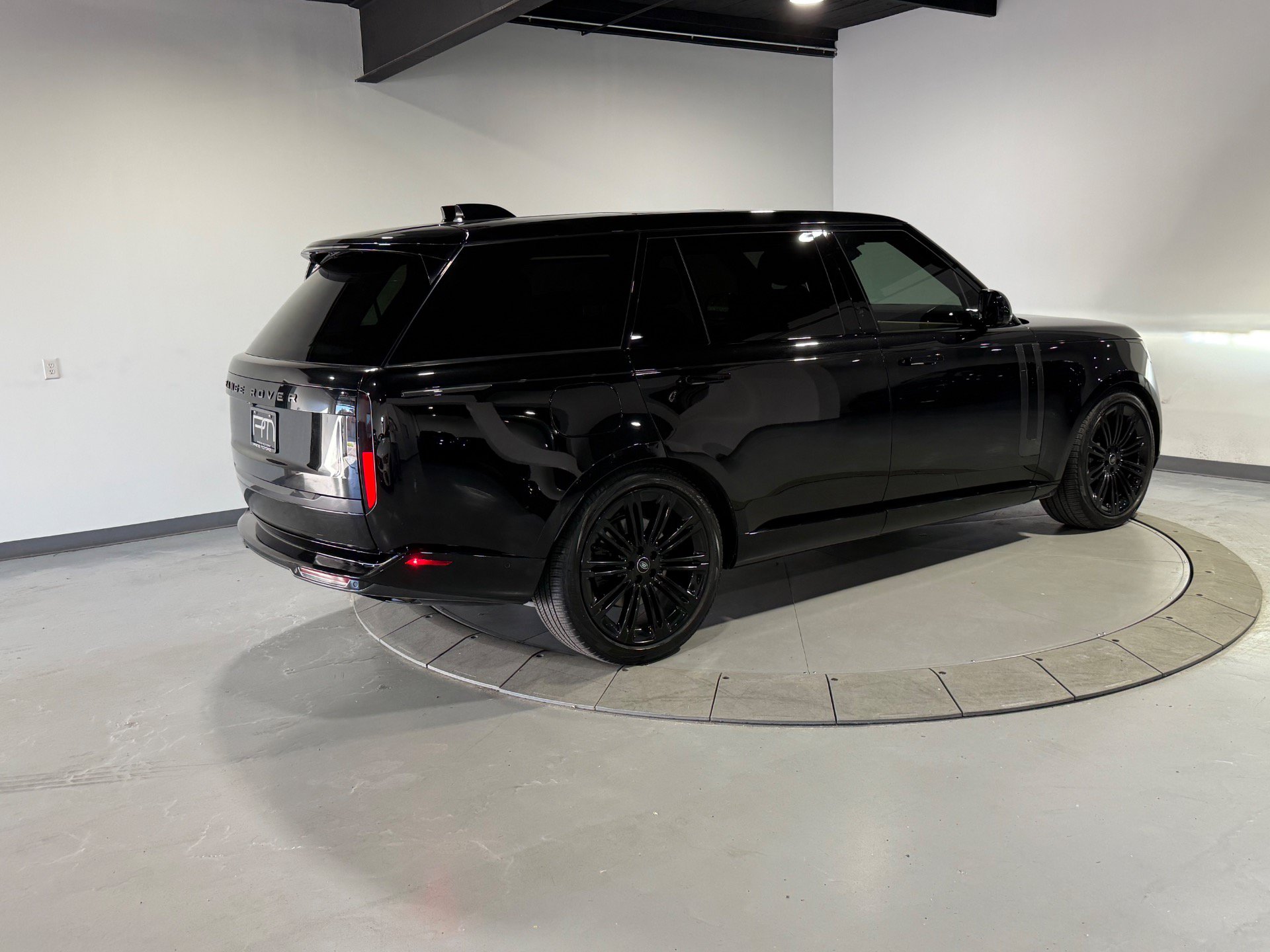 Used 2024 Land Rover Range Rover Long Wheelbase SE AWD/4WD image 8