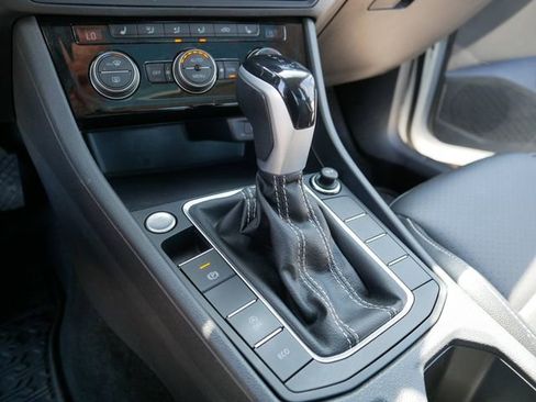 Certified 2023 Volkswagen Jetta SE w/ Panoramic Sunroof Package FWD image 32