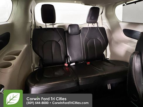 Used 2020 Chrysler Pacifica Touring-L FWD image 16