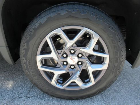 Used 2023 GMC Sierra 1500 SLT w/ SLT Premium Package AWD/4WD image 8
