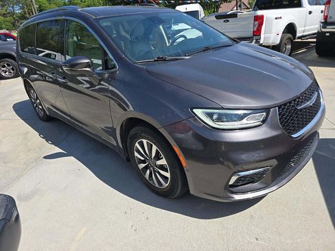 Used 2021 Chrysler Pacifica Touring-L FWD image 4