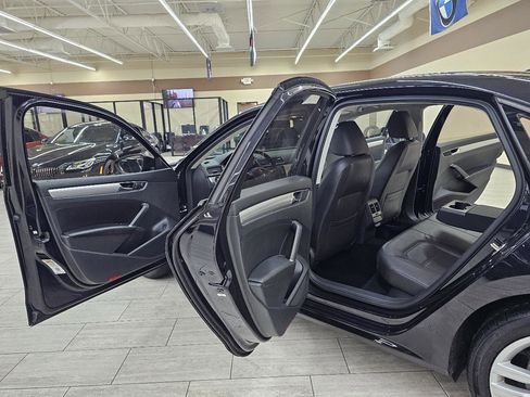 Used 2019 Volkswagen Passat Wolfsburg Edition image 15