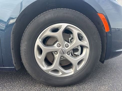 Used 2024 Chrysler Pacifica Limited image 11