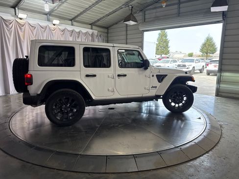 Used 2025 Jeep Wrangler Unlimited Sahara AWD/4WD image 4