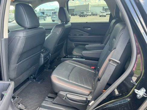 Used 2025 Nissan Pathfinder Platinum FWD image 10