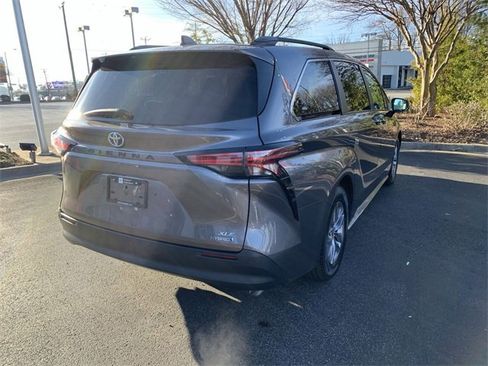 Used 2021 Toyota Sienna XLE image 8