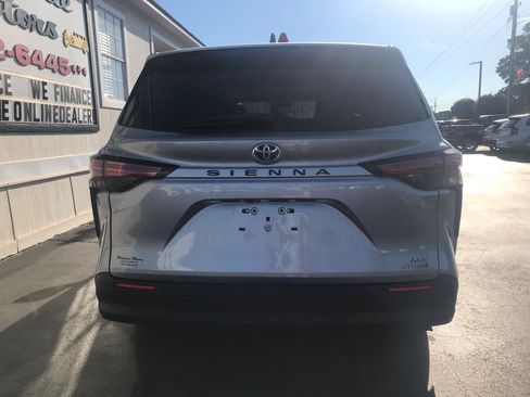 Used 2022 Toyota Sienna XLE FWD image 5
