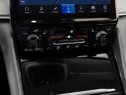 Used 2023 Jeep Grand Cherokee Limited w/ Black Appearance Package image 29