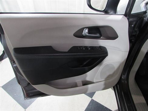 Used 2021 Chrysler Voyager Lxi image 58