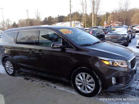 Used 2017 Kia Sedona EX image 2