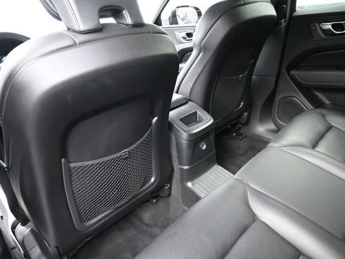 Used 2020 Volvo XC60 T8 Momentum image 17