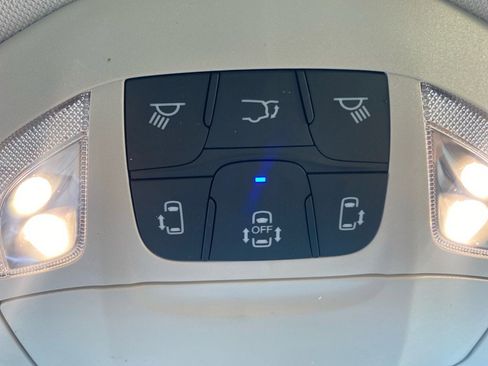 Used 2022 Chrysler Pacifica Limited w/ Uconnect Theater Family Group image 17