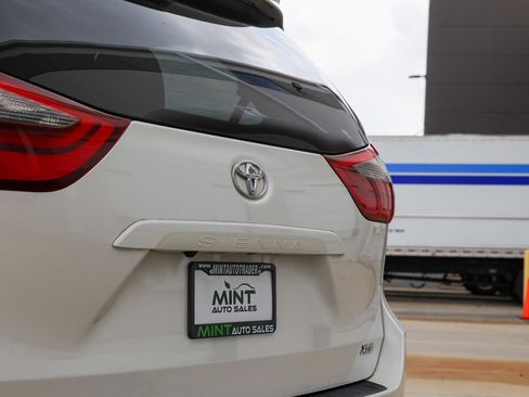 Used 2020 Toyota Sienna XLE image 35