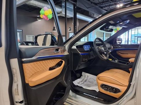Used 2024 Jeep Grand Cherokee L Summit w/ Luxury Tech Group V AWD/4WD image 16