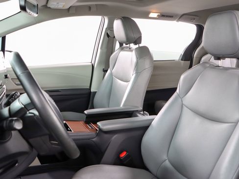 Used 2022 Toyota Sienna XLE image 24
