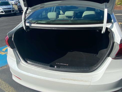 Used 2017 Hyundai Elantra Limited w/ Limited Tech Package 04 FWD image 8