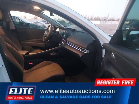 Used 2025 Hyundai Elantra SEL image 9