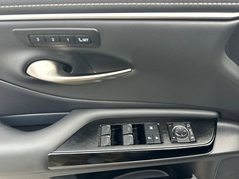 Certified 2025 Lexus ES 300h w/ Premium Package image 8