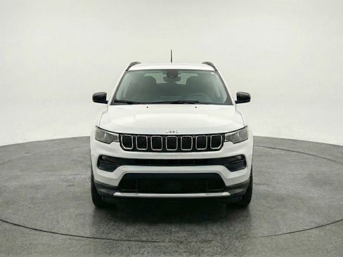 Used 2025 Jeep Compass Latitude image 2