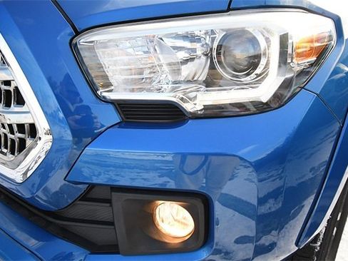 Used 2017 Toyota Tacoma TRD Sport image 30