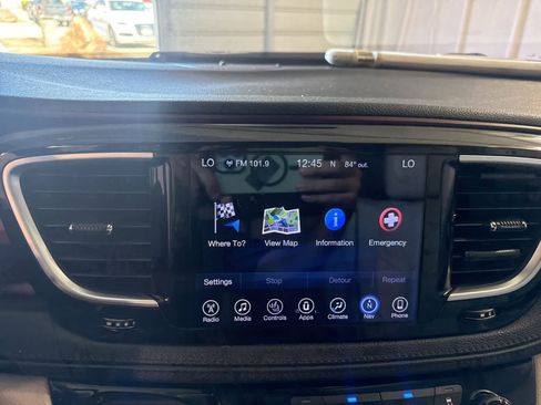 Used 2017 Chrysler Pacifica Limited FWD image 26