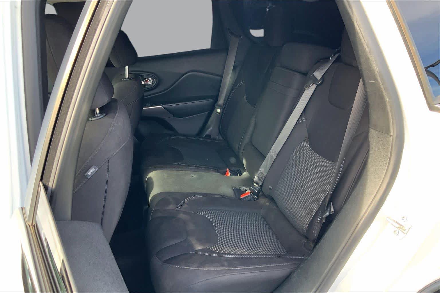 Used 2019 Jeep Cherokee Latitude w/ Cold Weather Group FWD image 19